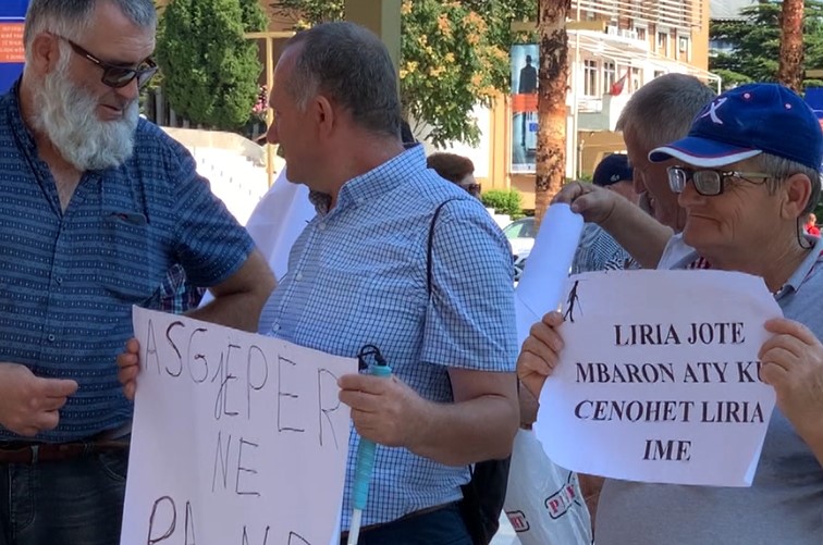 Protestojnë të verbrit, akuza ndaj bashkisë Durrës për kompensimet financiare