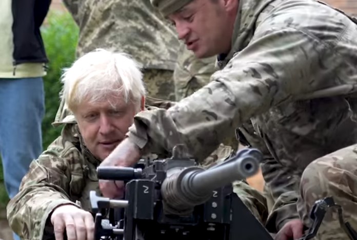 VIDEO | Johnson merr pjesë në stërvitjen ushtarake të trupave ukrainase