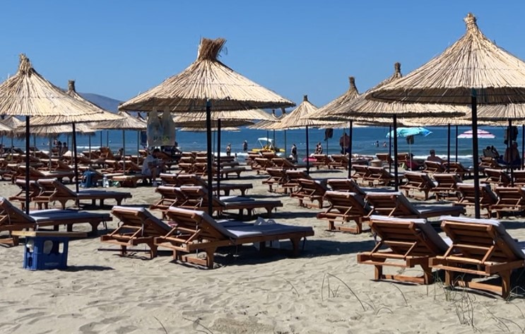 Pushuesit me kamper në Vlorë, deti i pastër, ankesa për plehrat