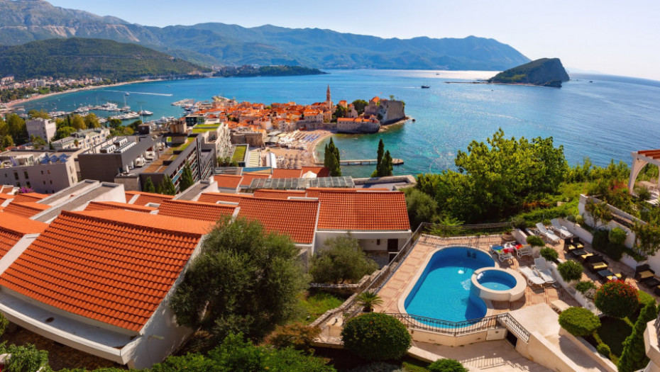 Rreth 100 turistë të helmuar nga ushqimi në Budva