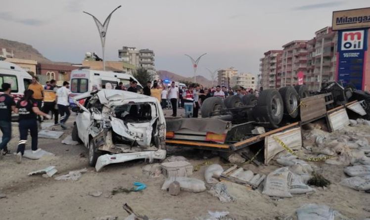 Kamioni përplas turmën, 16 të vdekur dhe 29 të plagosur