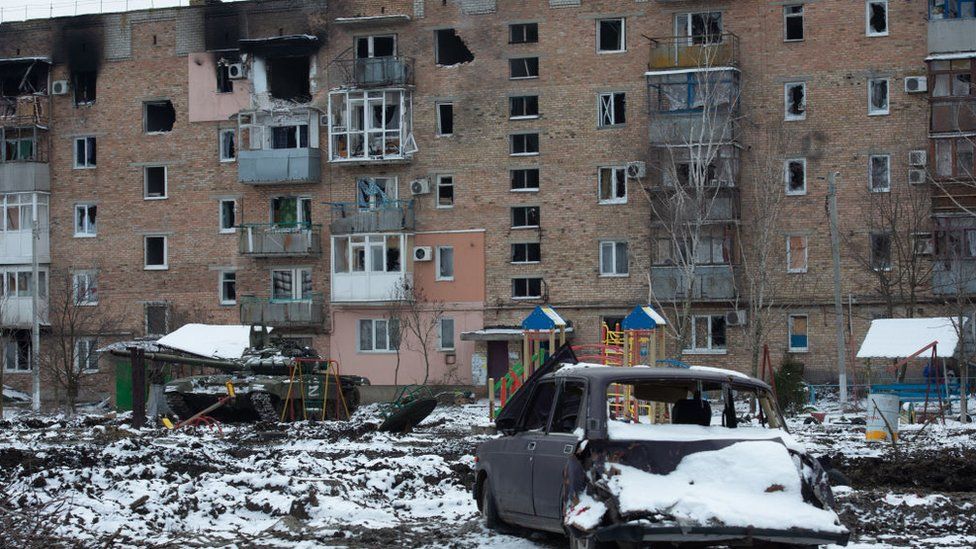 Rinis shkolla në Donetsk, rajoni i pushtuar i Ukrainës, mësim me tekste ruse