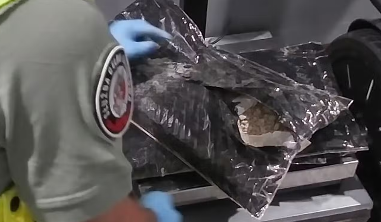 5 kg heroinë në valixhe, si tentoi t’i shmangej autoriteteve 81-vjeçarja
