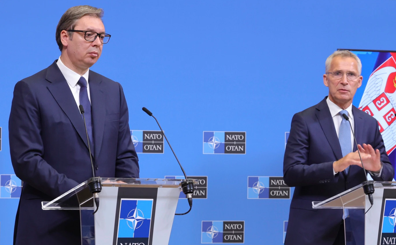 Stoltenberg pas takimit me Vuçiç: KFOR gati të ndërhyjë nëse rrezikohet siguria  