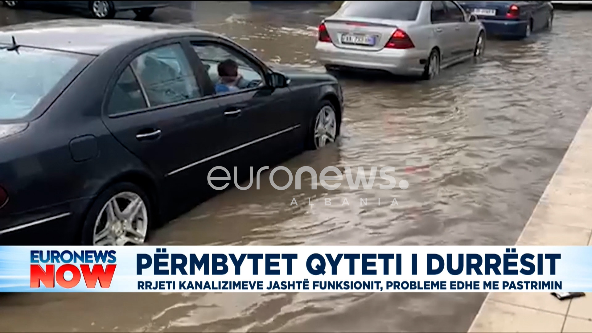 Përmbytet Durrësi, rrjeti kanalizimeve jashtë funksionit
