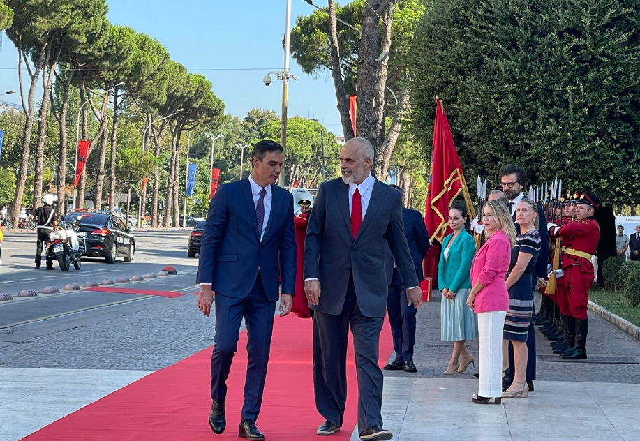 Kryeministri i Spanjës në Tiranë, pritet me ceremoni zyrtare nga Rama