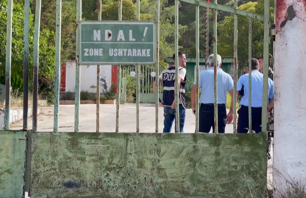 Policia zbarkon në uzinën e Gramshit, merren në pyetje ushtarakët dhe banorët