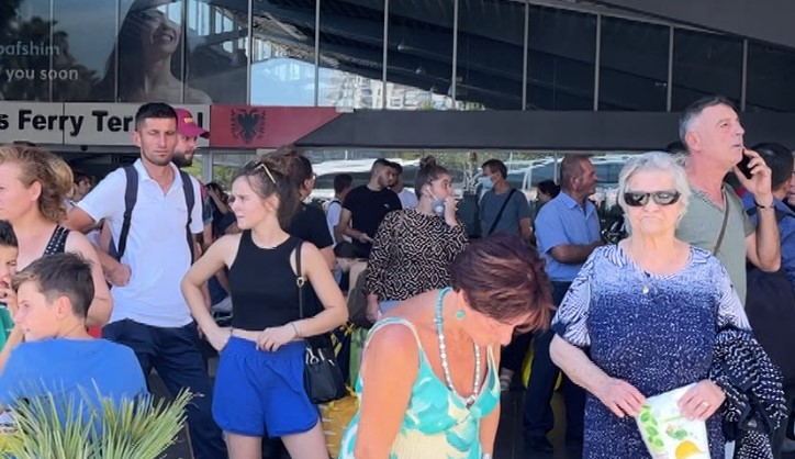 5 mijë udhëtarë hynë në portin e Durrësit, ankesa për çmimet