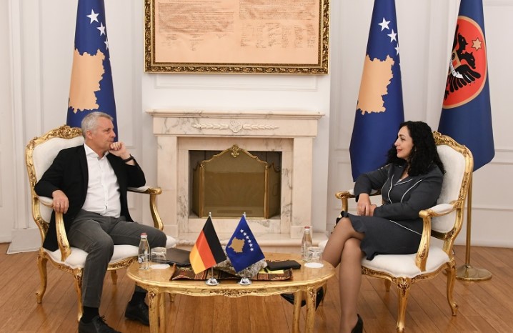 Vendimet për letërnjoftime dhe targa janë legjitime, thotë ambasadori gjerman