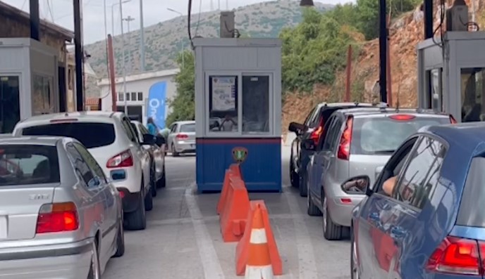 Fluksh emigrantësh në Kapshticë, familjarët i përgatisin për çmime të larta