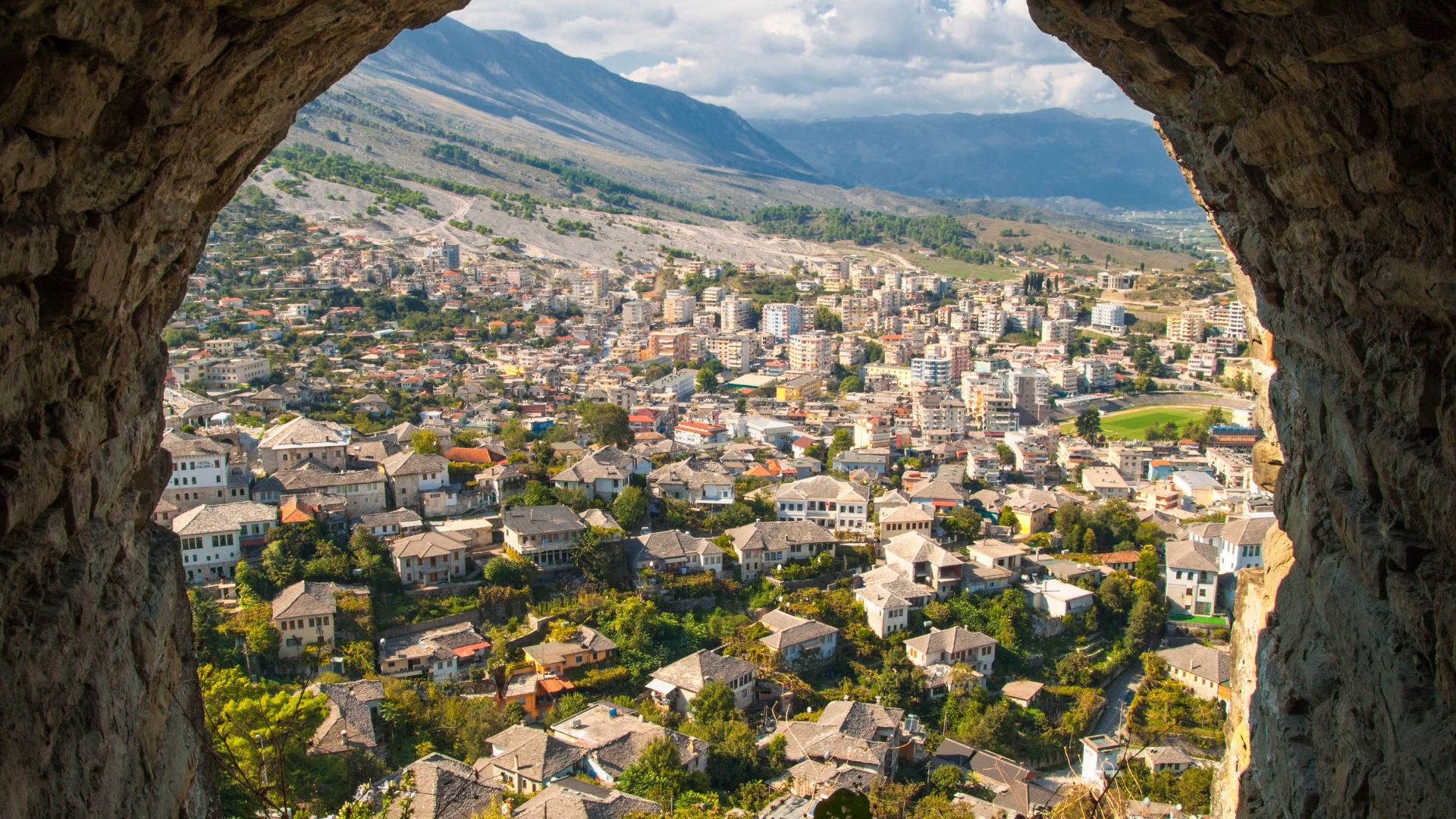 Të huajt pushtojnë Gjirokastrën
