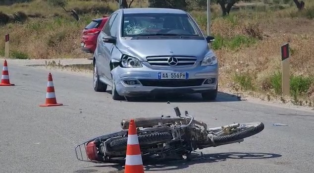 Benz-i përplaset me motorin në Sarandë, 1 i plagosur