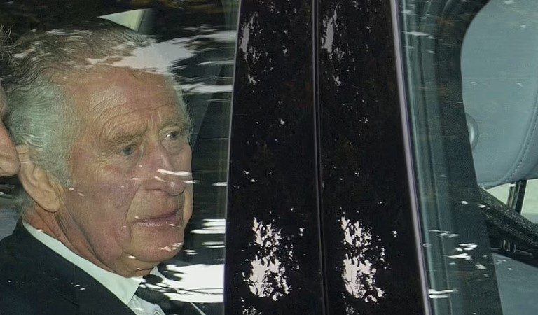 Mbreti Charles III kthehet në Londër pas vdekjes së të ëmës