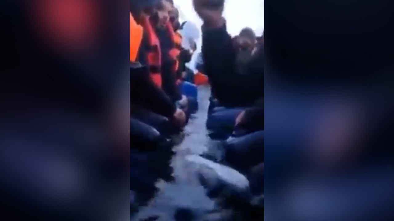 VIDEO | Gomonia mbushet me ujë, shqiptarët bllokohen në kanalin e La Manshit