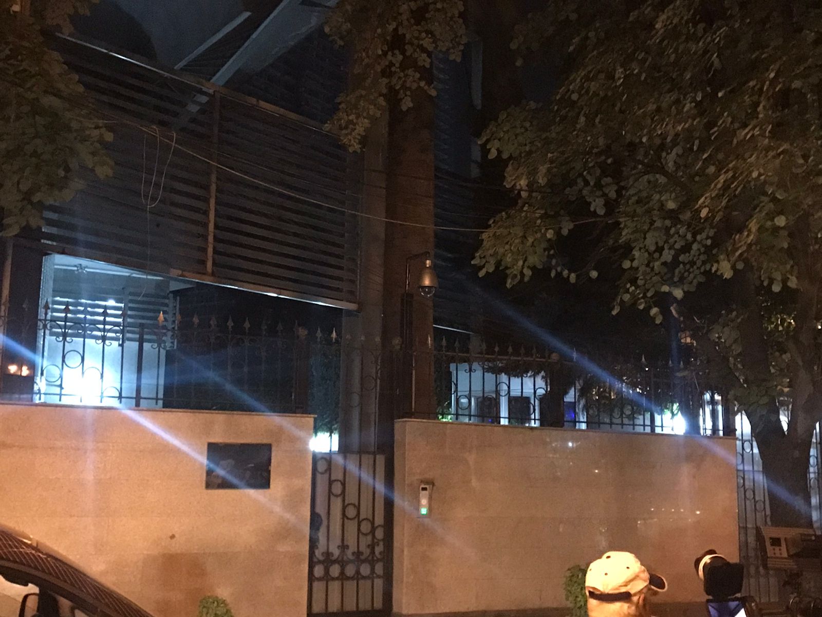Forca policie te ambasada iraniane, diplomatët djegin dokumentet