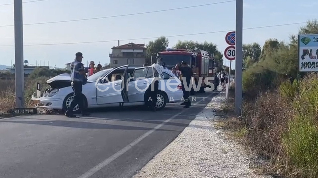 Shoferi në gjendje të dehur, taksia përplaset me shtyllën në Vlorë