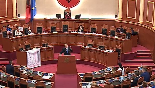 VIDEO | Sali Berisha bllokon foltoren në Kuvend