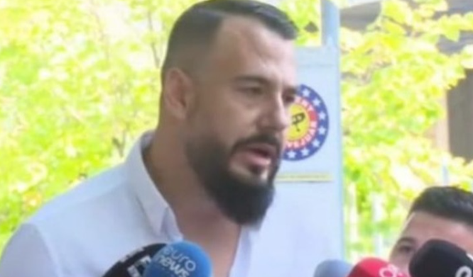 ‘U vetëdorëzua’, avokati i Arsen Muskurtit: Armën e kishte me leje