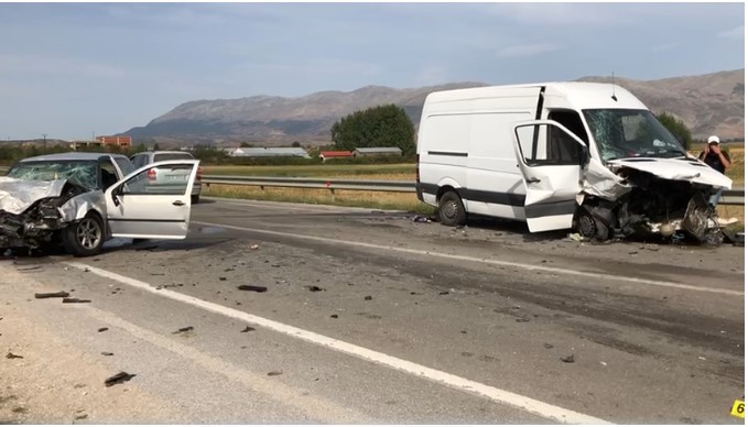 Makina përplaset më furgonin në Korçë, tre të plagosur, mes tyre një fëmijë