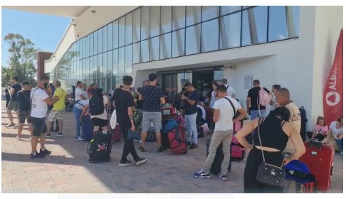 VIDEO/ Kaos në portin e Vlorës pas sulmit të sistemit TIMS, qytetarët ulen në tokë