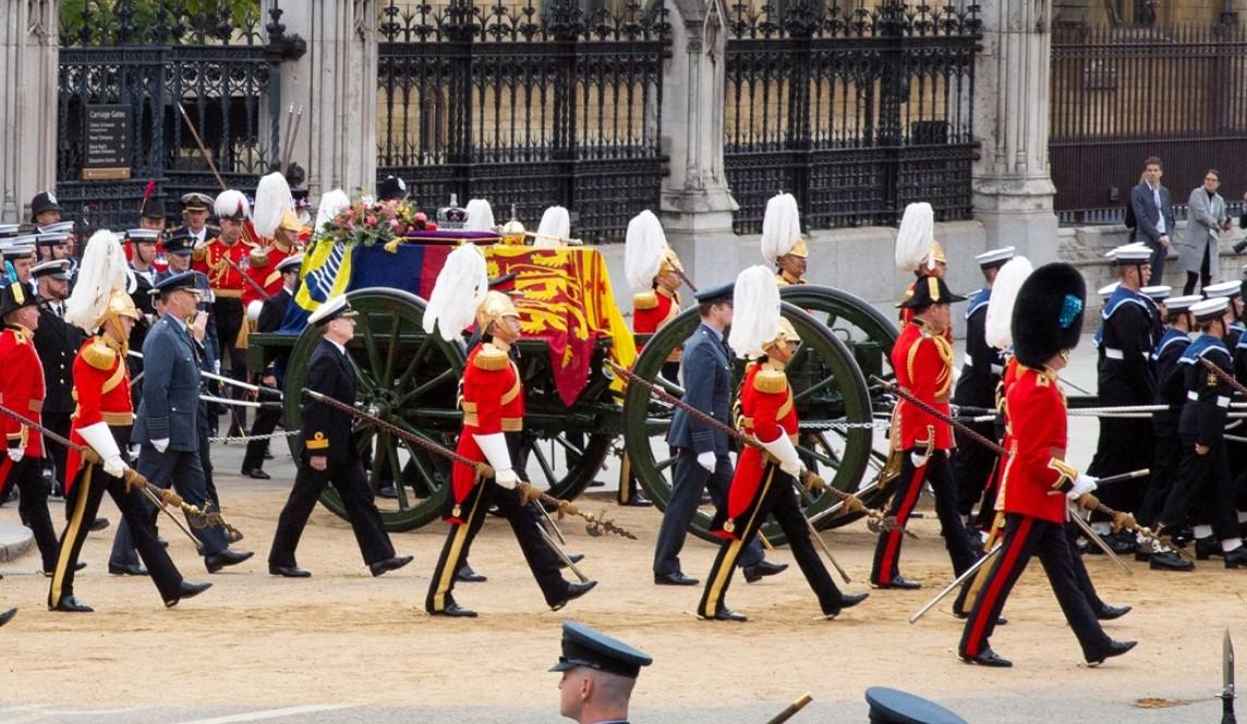 8 ushtarët që mbajtën arkivolin e Elizabeth do kthehen në Irak për të luftuar ISIS