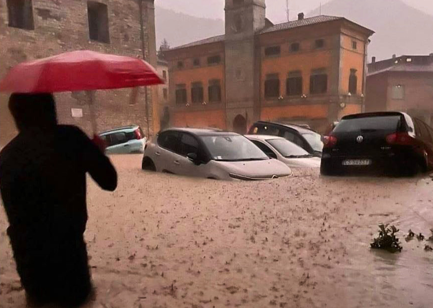 Dhjetë viktima nga përmbytjet në Itali