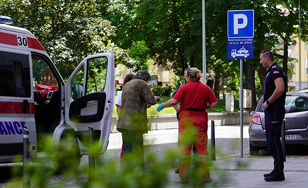 Dy të plagosur nga sulmi me thikë në qendër të Beogradit, arrestohet autori
