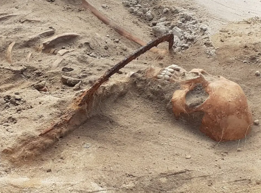 Arkeologët zbulojnë ‘vampirin’ me drapër në qafë për të ndaluar ‘kthimin’ nga vdekja