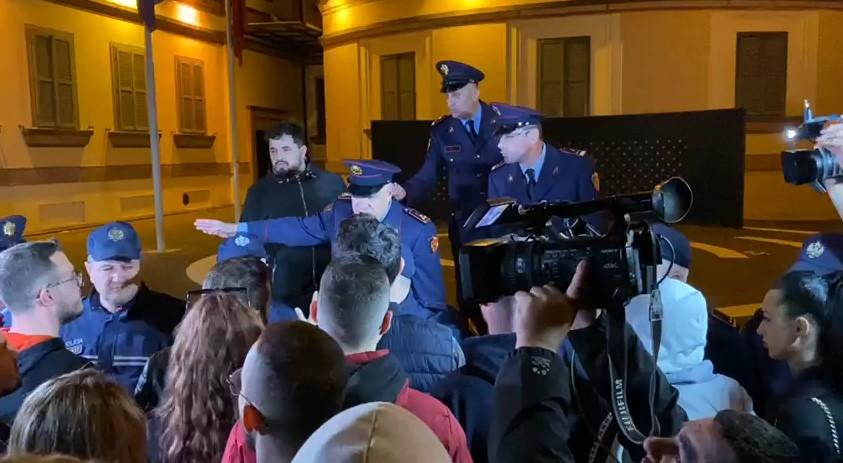 Domate dhe miell drejt Ministrisë dhe policëve, 60 minutat e para të protestës për Lear Kurtin