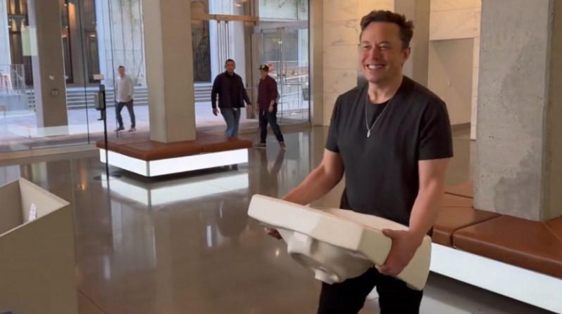 Pse Elon Musk solli një lavaman në selinë e Twitter? 