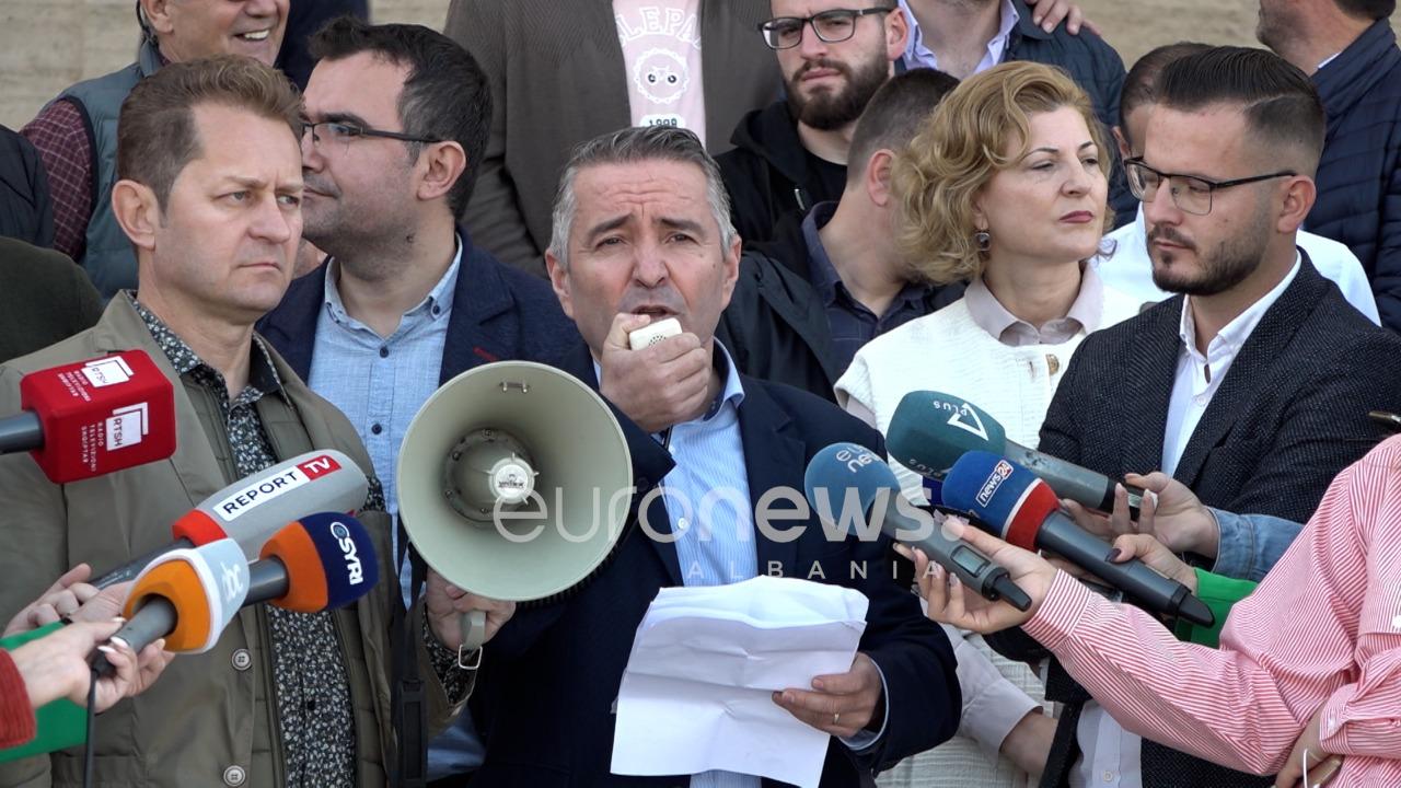 Pedagogët, nga protesta në forum, Kovaçi: Rektorët të mos fshihen pas titullit
