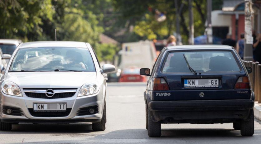 Ambasada e SHBA-së në Prishtinë: Të zgjatet afati për targat e automjeteve