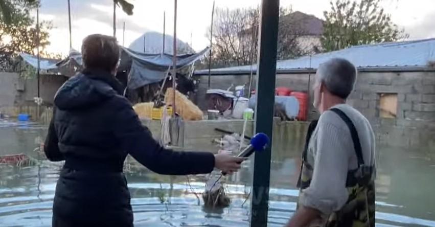 Deri në 1 metër uji në oborr, banori i Kuçit: Po ruaj bagëtinë, 35 pula më ngordhën