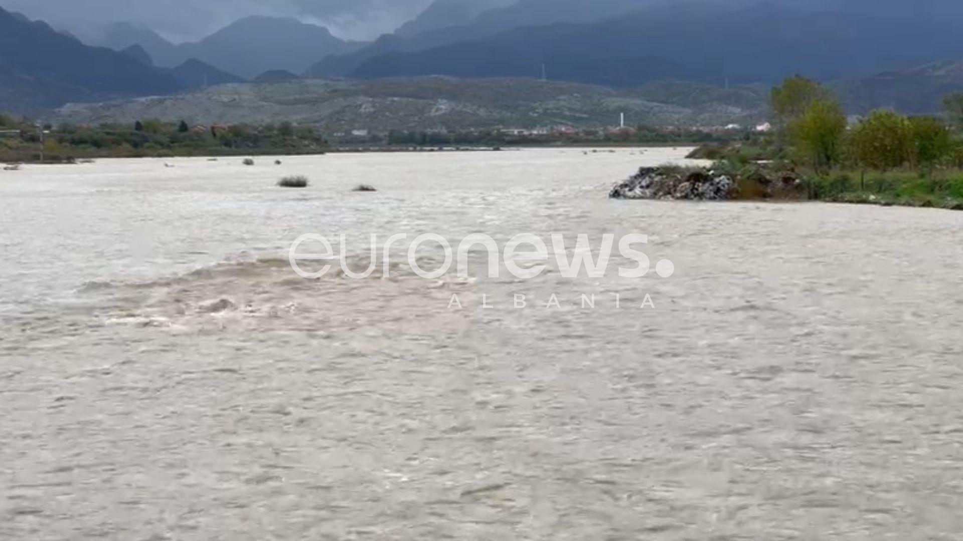 FOTO| Reshje të dendura, rritet niveli i lumit Kir