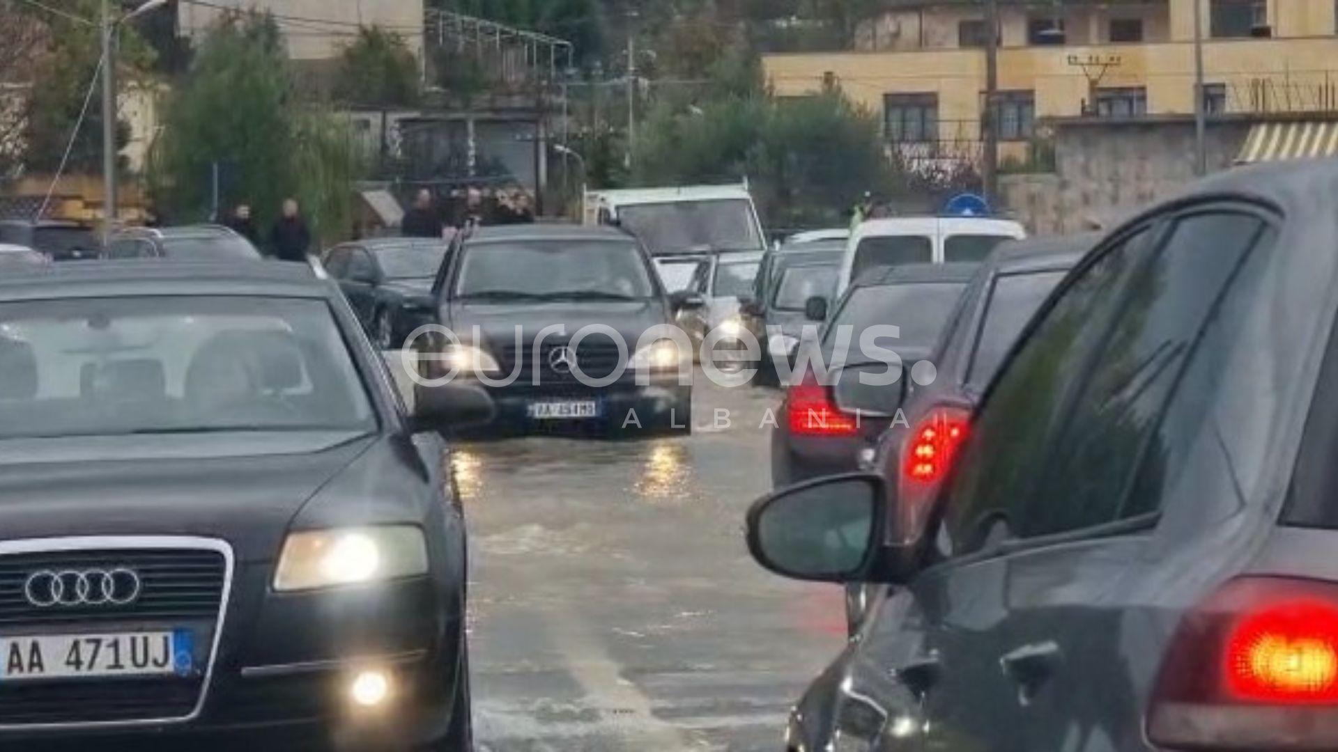 Hyrja e Shkodrës “pushtohet” nga uji, kthehen përmbytjet