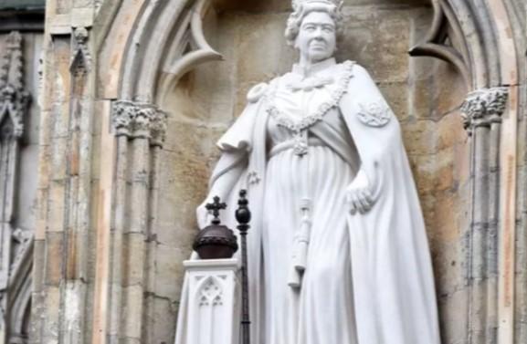 Pas vdekjes së Elisabeth II, Mbreti Charles zbulon statujën e parë të nënës së tij