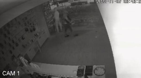 VIDEO | Të maskuar me kapuç, si u grabit dyqani i pajisjeve elektronike në Vlorë