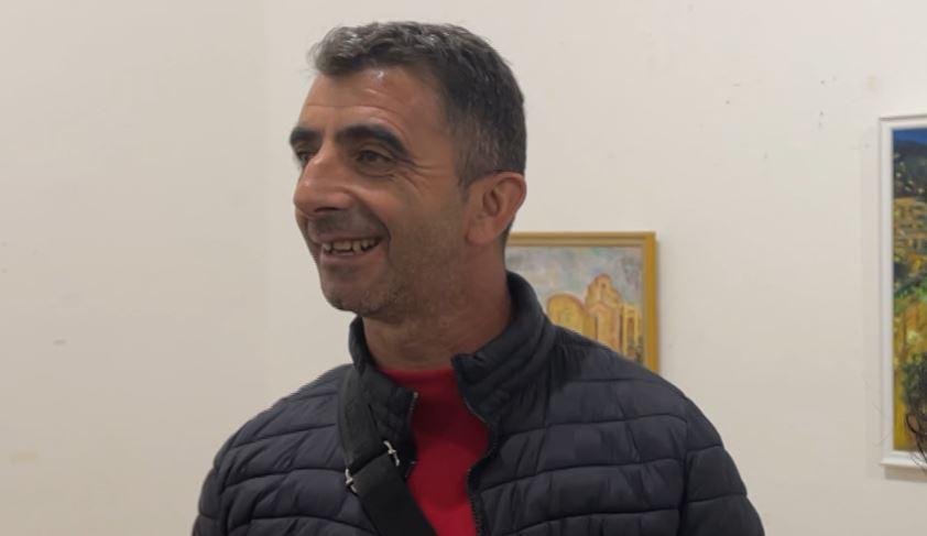 Piktori me aftësi të kufizuara bën ëndrrën realitet, çel ekspozitën me piktura