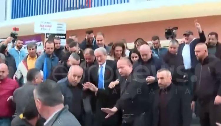Berisha del nga selia e PD-së, marshon me protestuesit drejt Kryeministrisë