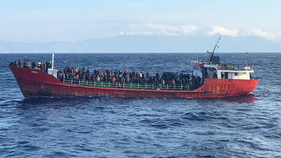 Kapet një anije me rreth 700 emigrantë në brigjet lindore të Libisë 