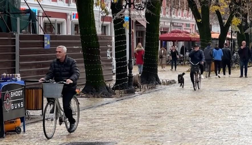Ankohen pensionistët në Shkodër: Marrim pension qesharak