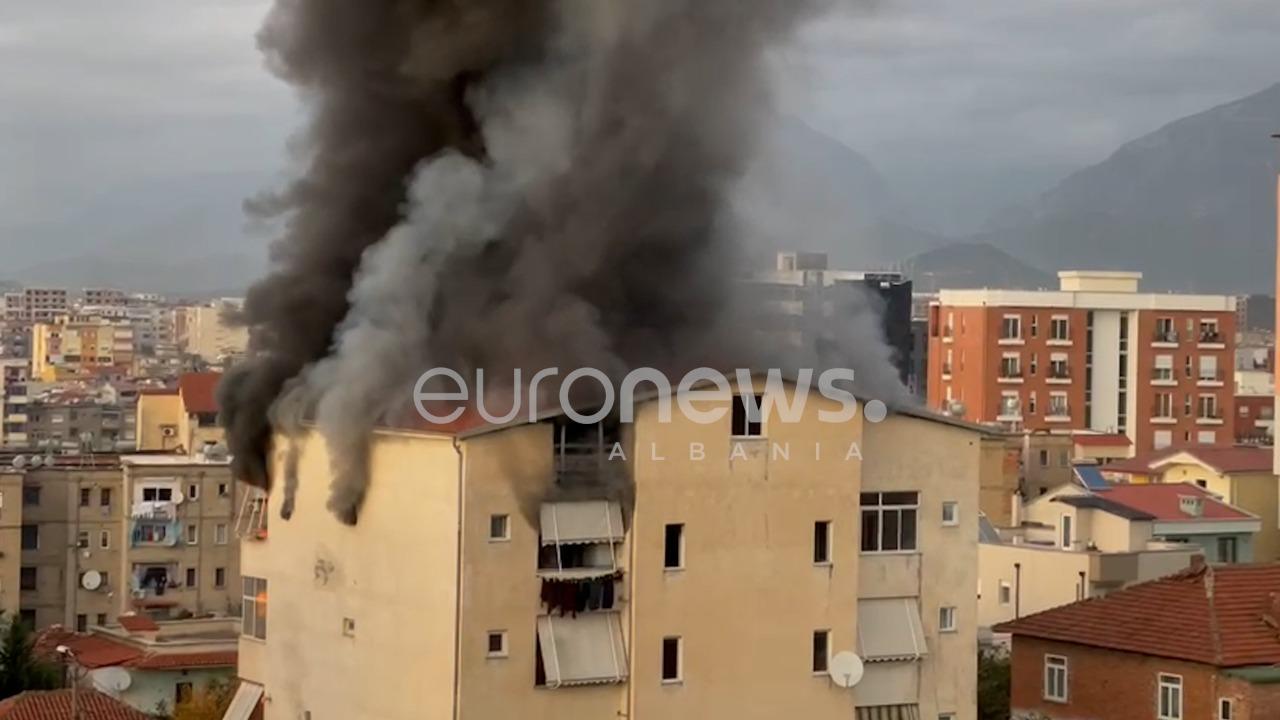 VIDEO| Zjarr në katin e fundit të një pallati në Tiranë, evakuohen banorët