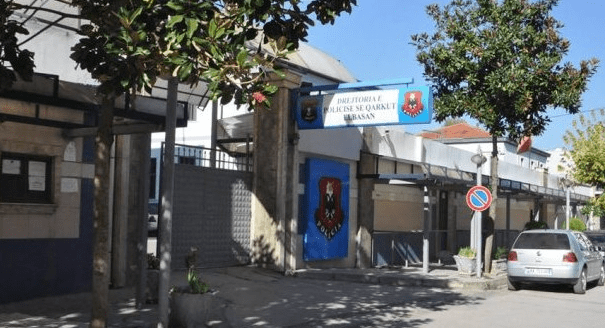 “Oficeri godet me grusht qytetarin”, policia sqaron ngjarjen