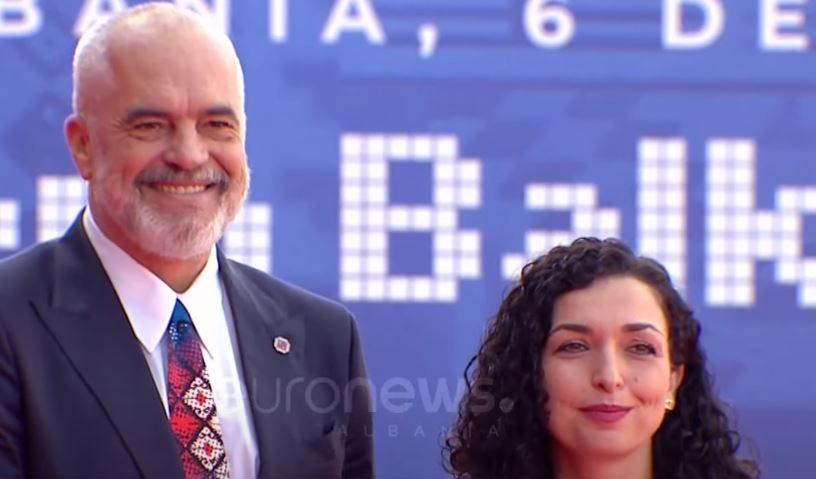 FOTO | Rama në tapetin e kuq, pret presidenten Osmani