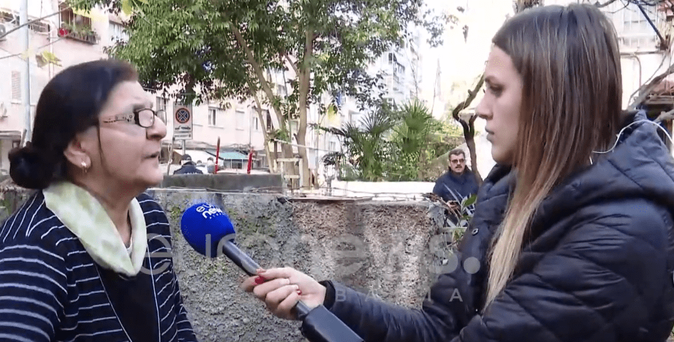 “Po na vjedhin pronat”, revoltohet e moshuara në Tiranë: S’kam ku të strehohem