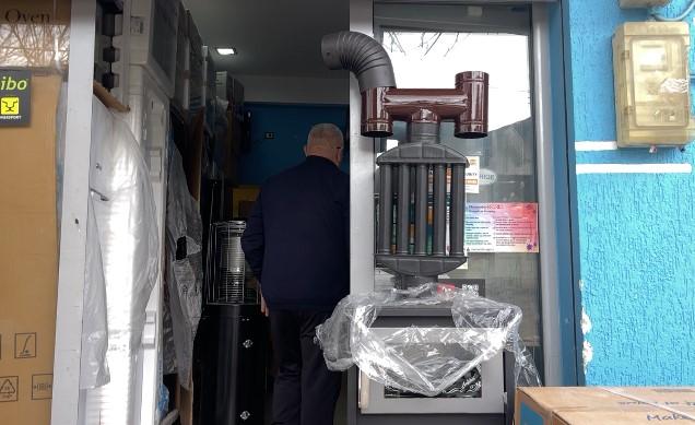 Sobat me dru për ngrohje, qytetarët në Vlorë i rikthehen traditës