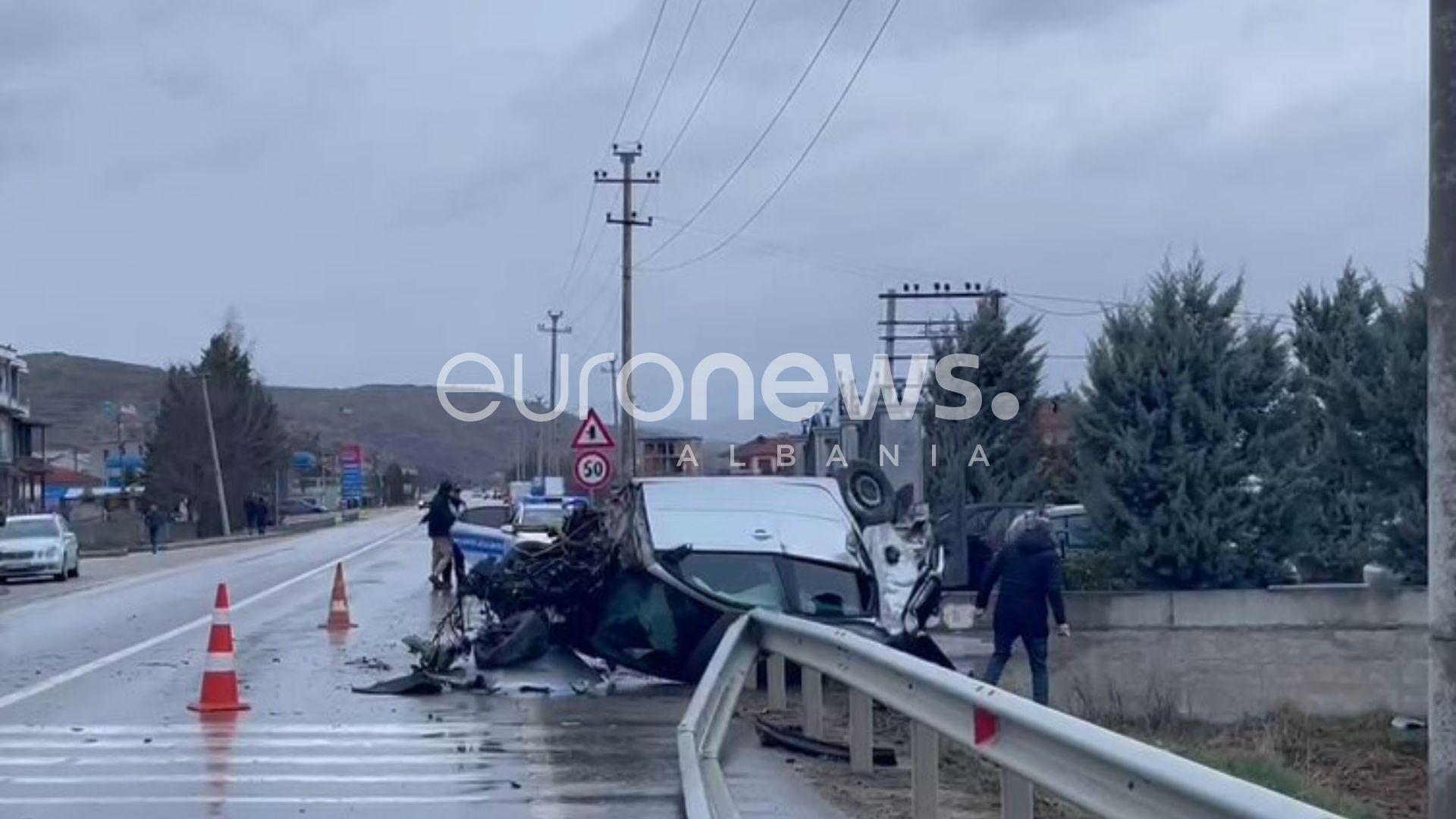 VIDEO| Aksident i frikshëm në Maliq, makina përmbyset afër banesës