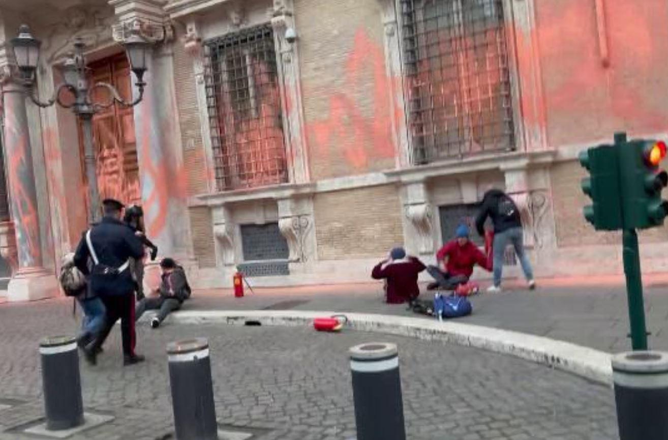 Aktivistët e mjedisit derdhin bojë në ndërtesën e Senatit italian