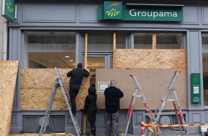 Franca përfshihet nga grevat, protesta ndaj rritjes së moshës së pensionit