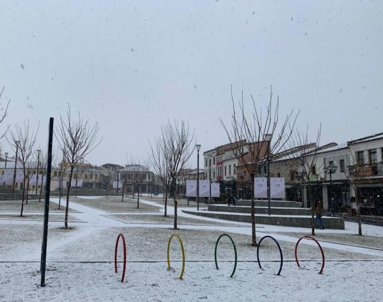 Korça përfshihet nga reshjet e dëborës